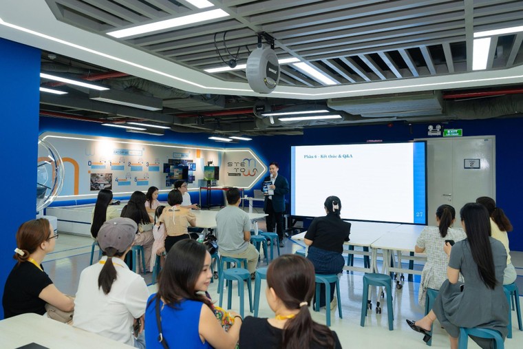 AI & ROBOTICS DAY: Lần đầu tiên robot hình người xuất hiện, “khuấy đảo” và thu hút phụ huynh – học sinh tại STEM TOWN. ảnh 2