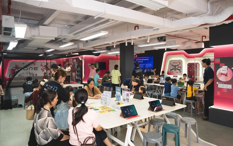 AI & ROBOTICS DAY: Lần đầu tiên robot hình người xuất hiện, “khuấy đảo” và thu hút phụ huynh – học sinh tại STEM TOWN. ảnh 4