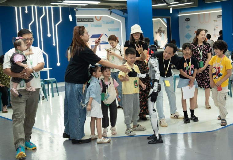 AI & ROBOTICS DAY: Lần đầu tiên robot hình người xuất hiện, “khuấy đảo” và thu hút phụ huynh – học sinh tại STEM TOWN. ảnh 1