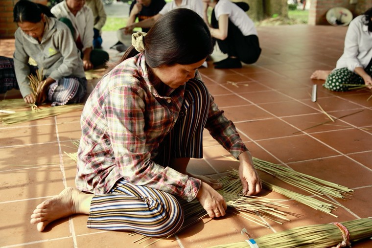 Hơn 500 năm dệt cỏ thành ‘tiền’ ảnh 3