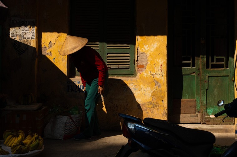 Xem “Nhân dạng gốc” của Lâm Xuân Tùng: ánh sáng và tình người phố thị giao thoa ảnh 4