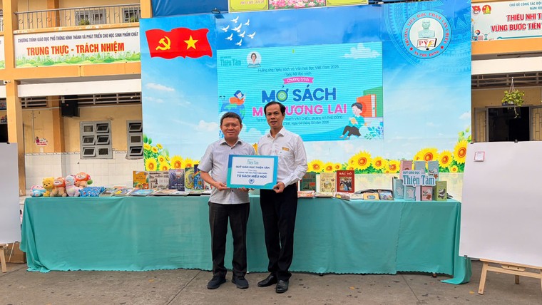 Cùng “Mở sách - Mở tương lai” với nhà văn Phương Huyền ảnh 2