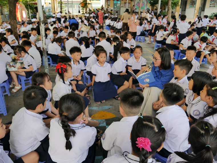 Cùng “Mở sách - Mở tương lai” với nhà văn Phương Huyền ảnh 3