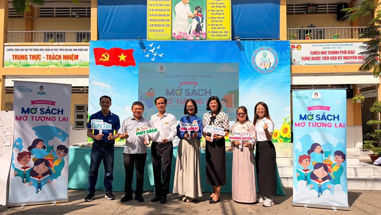 Cùng “Mở sách - Mở tương lai” với nhà văn Phương Huyền ảnh 4