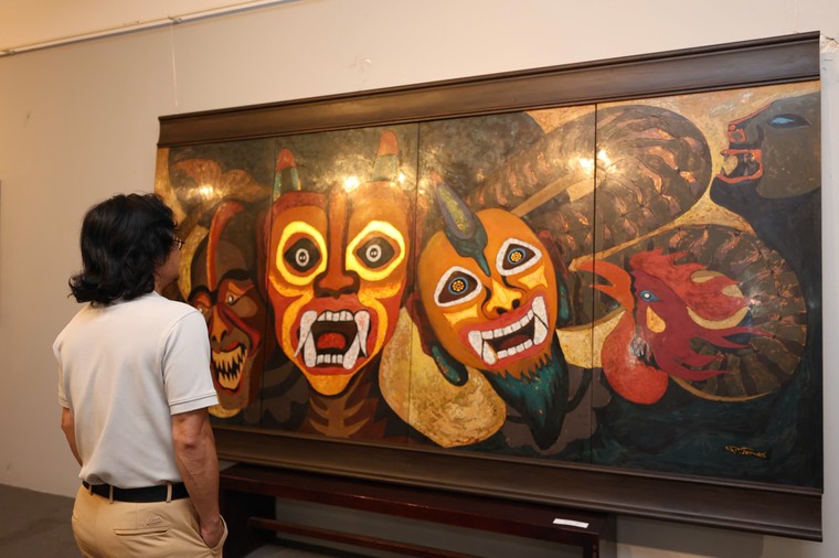 Giải mã biểu tượng thiêng của người Cơ Tu bằng tranh sơn mài ảnh 3