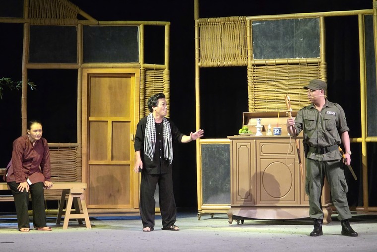 Nhà hát Kịch TPHCM ra mắt vở “Thanh gươm và bà mẹ” của nhà thơ Phan Vũ ảnh 4