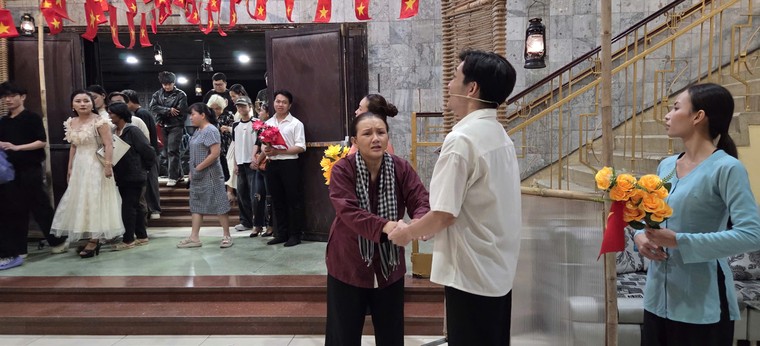 Nhà hát Kịch TPHCM ra mắt vở “Thanh gươm và bà mẹ” của nhà thơ Phan Vũ ảnh 5