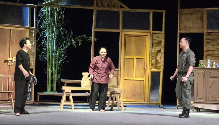 Nhà hát Kịch TPHCM ra mắt vở “Thanh gươm và bà mẹ” của nhà thơ Phan Vũ ảnh 1