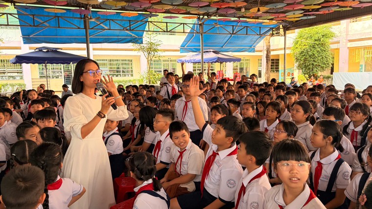 500 cuốn sách chuyền tay nhau trong “Mở Sách – Mở Tương Lai” ảnh 1