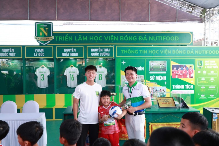 Ngày hội bóng đá nhí Nutifood chính thức khởi động chào hè ảnh 3