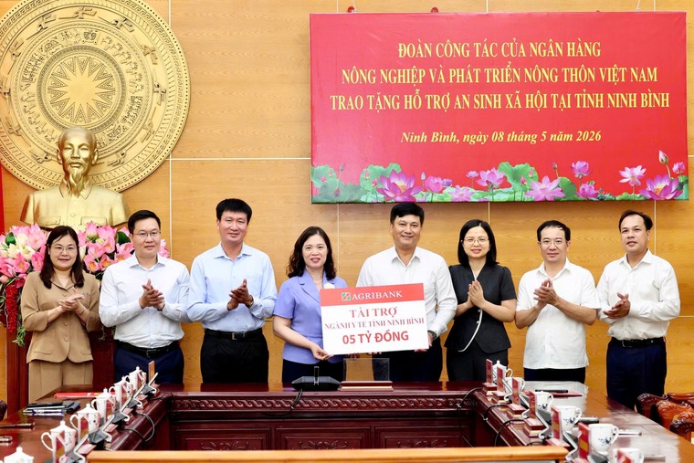 Agribank trao tặng 5 tỷ đồng an sinh xã hội tại Ninh Bình - Lan tỏa trách nhiệm cộng đồng, kiến tạo phát triển bền vững ảnh 3