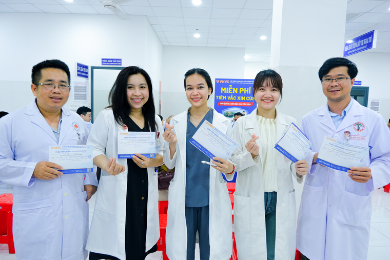 VNVC tài trợ hơn 10 tỷ đồng giúp Côn Đảo nâng cao năng lực y tế dự phòng và bảo vệ sức khỏe quân, dân ảnh 2
