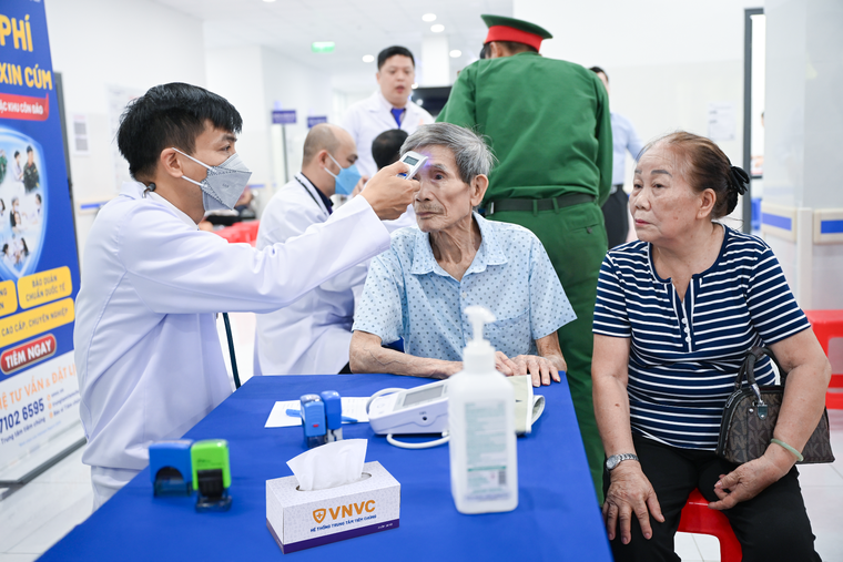VNVC tài trợ hơn 10 tỷ đồng giúp Côn Đảo nâng cao năng lực y tế dự phòng và bảo vệ sức khỏe quân, dân ảnh 3