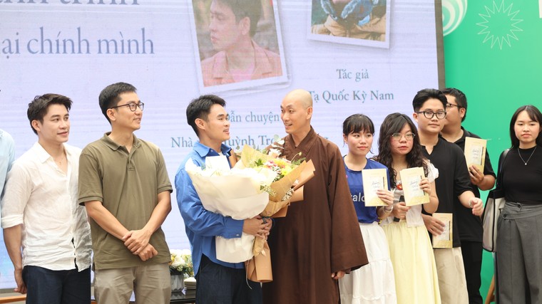 “Bám váy mẹ” là cách chúng ta tìm lại yên vui ảnh 2