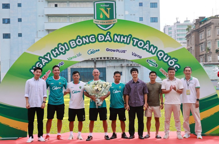 HLV Guillaume Graechen được vinh danh tại Ngày hội bóng đá Nhí Nutifood 2026 ảnh 1