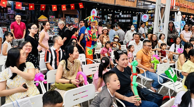 Tranh thiếu nhi vẽ làng nghề đạt giải Đặc biệt cuộc thi “Sắc màu Việt Nam” ảnh 1