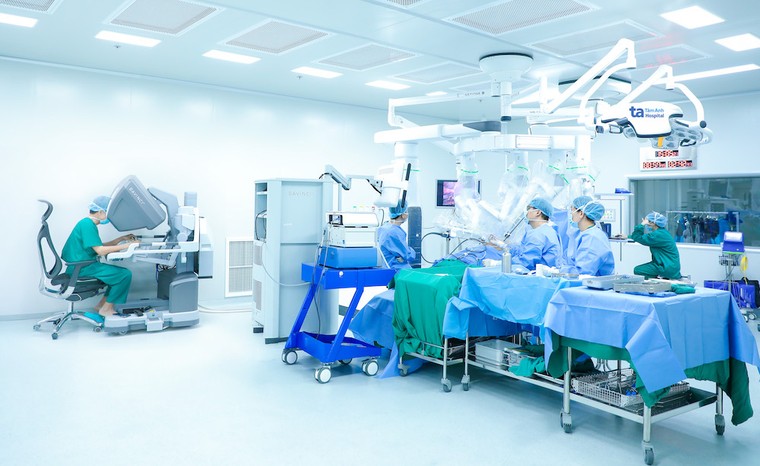Bệnh viện Việt Nam đầu tiên sở hữu 2 “siêu robot” thế hệ mới phẫu thuật hàng trăm loại bệnh ảnh 1