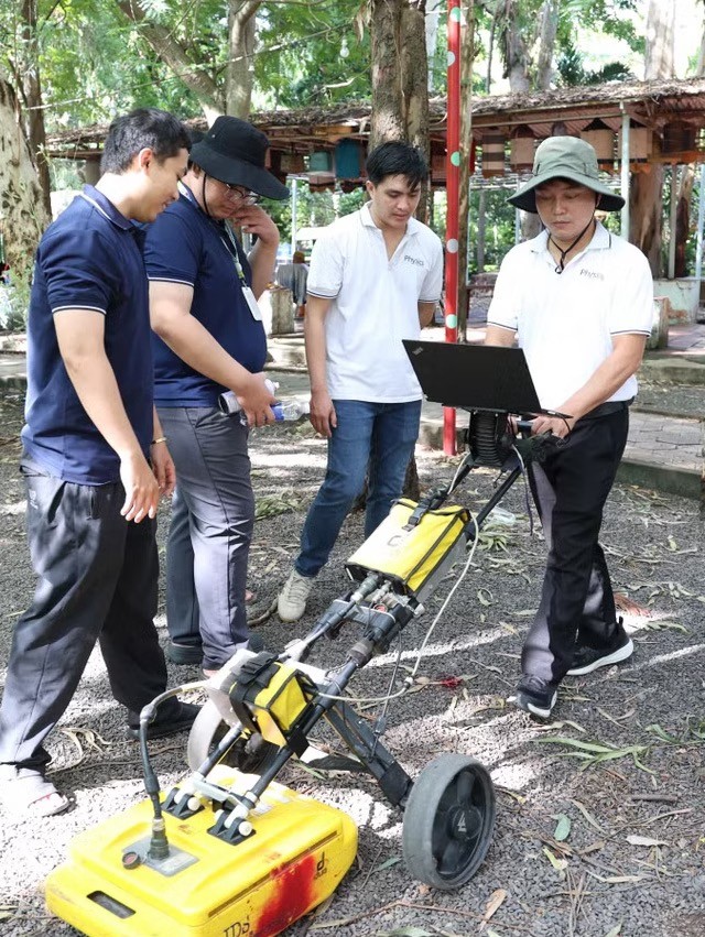 Chính thức sử dụng radar xuyên đất tìm mộ liệt sĩ tại Công viên Lê Thị Riêng ảnh 2
