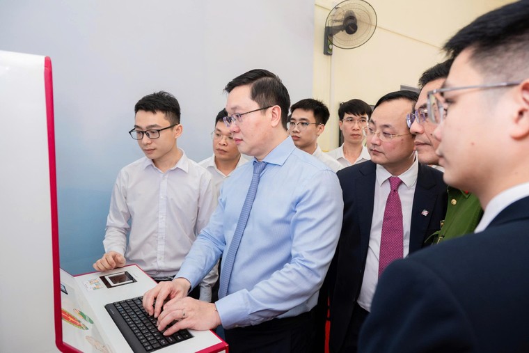 Agribank đồng hành cùng tỉnh Ninh Bình triển khai mô hình Kiosk thông minh: “Cú hích” chuyển đổi số hành chính công ảnh 6