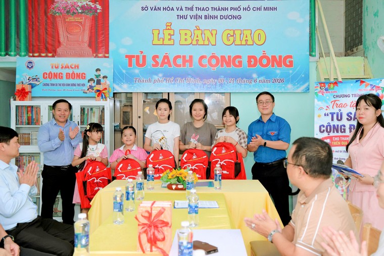 Thư viện Bình Dương trao tặng 3 “Tủ sách cộng đồng” đến người lao động ảnh 1