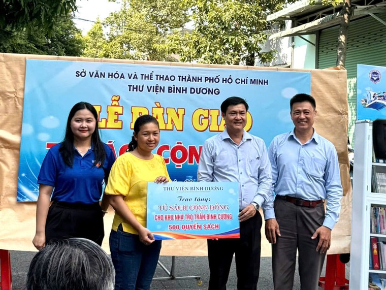 Thư viện Bình Dương trao tặng 3 “Tủ sách cộng đồng” đến người lao động ảnh 2