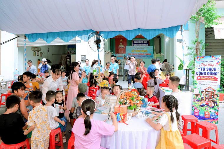 Thư viện Bình Dương trao tặng 3 “Tủ sách cộng đồng” đến người lao động ảnh 3