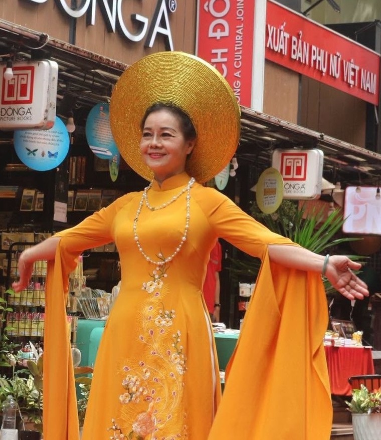Khi áo dài song hành cùng sách ảnh 4