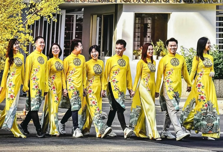 Khi áo dài song hành cùng sách ảnh 2
