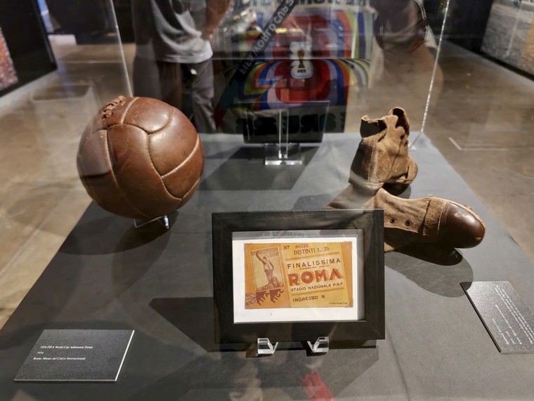Ngắm áo Pele, Maradona, Messi, Ronaldo ở World Cup ảnh 5