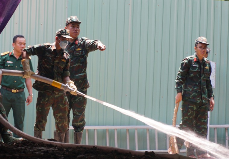 Công viên Lê Thị Riêng ngày 16/7: Tiếp tục mở rộng hố tìm kiếm hài cốt liệt sĩ ảnh 2