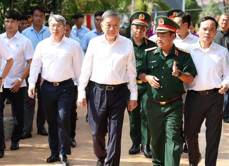 Tổng Bí thư, Chủ tịch nước Tô Lâm dâng hương, dâng hoa và thăm lực lượng tìm kiếm hài cốt liệt sĩ tại Công viên Lê Thị Riêng ảnh 1