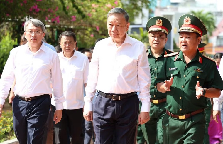 Tổng Bí thư, Chủ tịch nước Tô Lâm dâng hương, dâng hoa và thăm lực lượng tìm kiếm hài cốt liệt sĩ tại Công viên Lê Thị Riêng ảnh 2