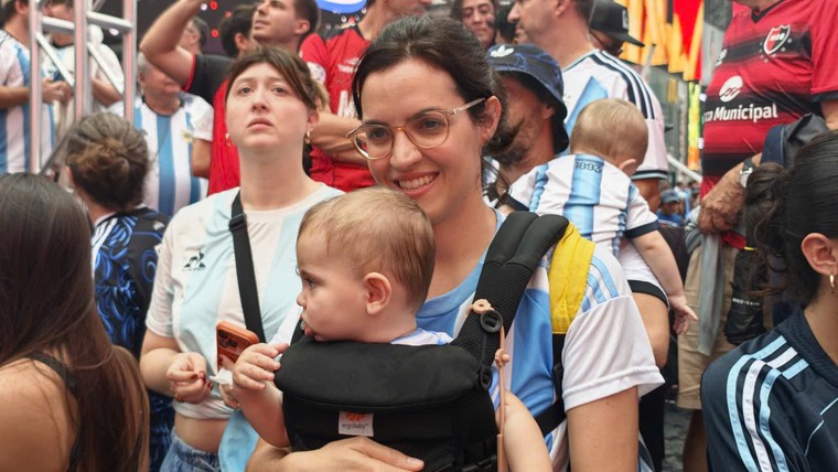 Người Argentina cõng con trẻ cổ vũ chung kết World Cup ảnh 1
