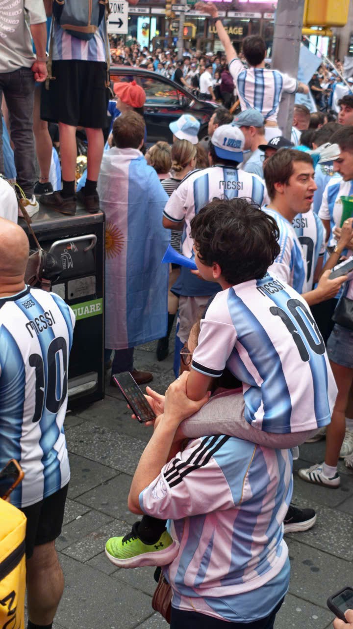 Người Argentina cõng con trẻ cổ vũ chung kết World Cup ảnh 3