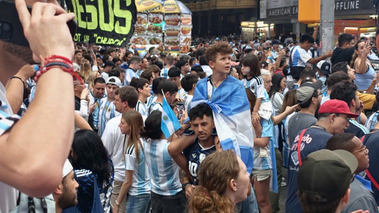 Người Argentina cõng con trẻ cổ vũ chung kết World Cup ảnh 6