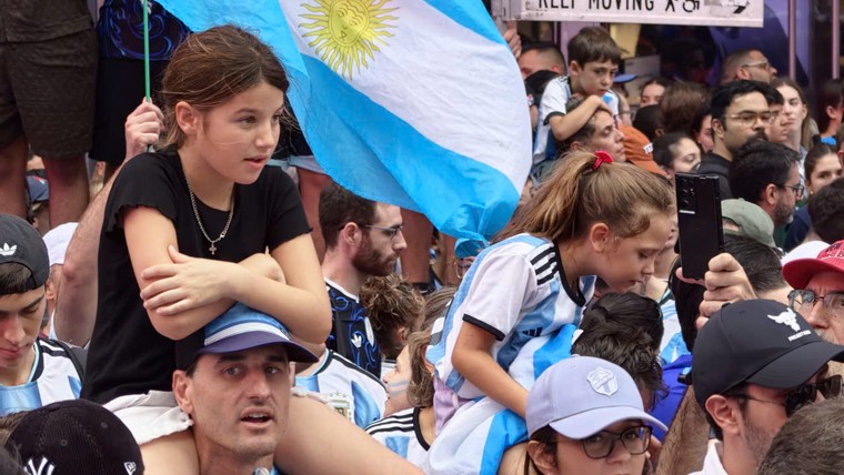 Người Argentina cõng con trẻ cổ vũ chung kết World Cup ảnh 5