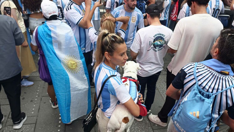 Người Argentina cõng con trẻ cổ vũ chung kết World Cup ảnh 4
