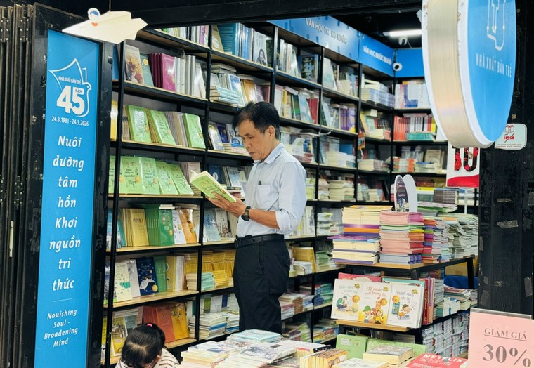 Nhà thơ Lê Minh Quốc say đắm với lời ăn tiếng nói người Việt ảnh 2