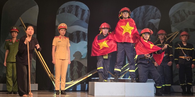 Nhà hát Kịch Việt Nam tái ngộ khán giả TPHCM sau gần 10 năm ảnh 1