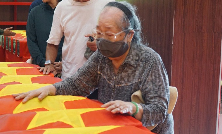 Công viên Lê Thị Riêng: Ngày 27/7 dòng người xếp hàng viếng thăm dài như vô tận ảnh 6
