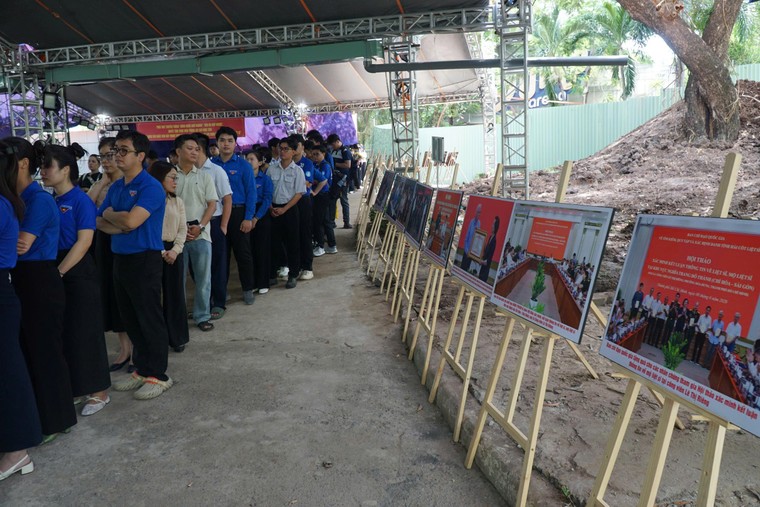 Công viên Lê Thị Riêng: Ngày 27/7 dòng người xếp hàng viếng thăm dài như vô tận ảnh 7