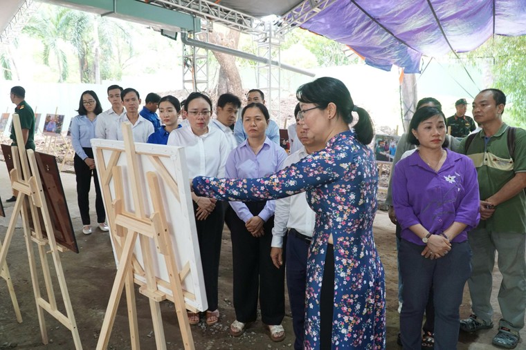 Công viên Lê Thị Riêng: Ngày 27/7 dòng người xếp hàng viếng thăm dài như vô tận ảnh 8