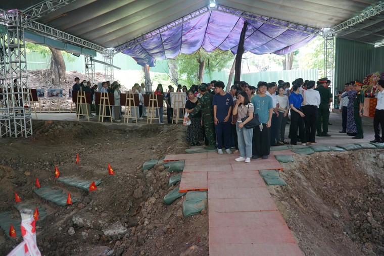 Công viên Lê Thị Riêng: Ngày 27/7 dòng người xếp hàng viếng thăm dài như vô tận ảnh 9