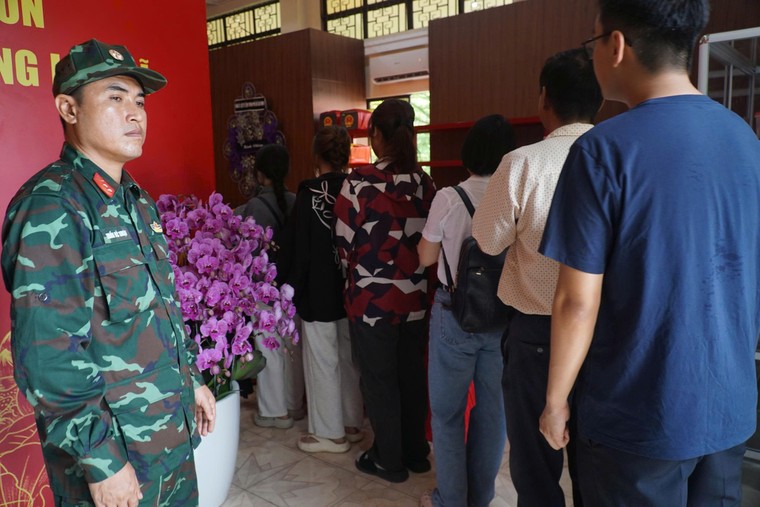 Công viên Lê Thị Riêng: Ngày 27/7 dòng người xếp hàng viếng thăm dài như vô tận ảnh 1