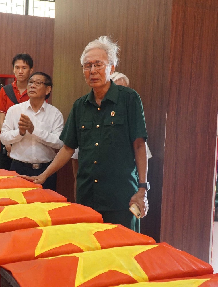 Công viên Lê Thị Riêng: Ngày 27/7 dòng người xếp hàng viếng thăm dài như vô tận ảnh 2