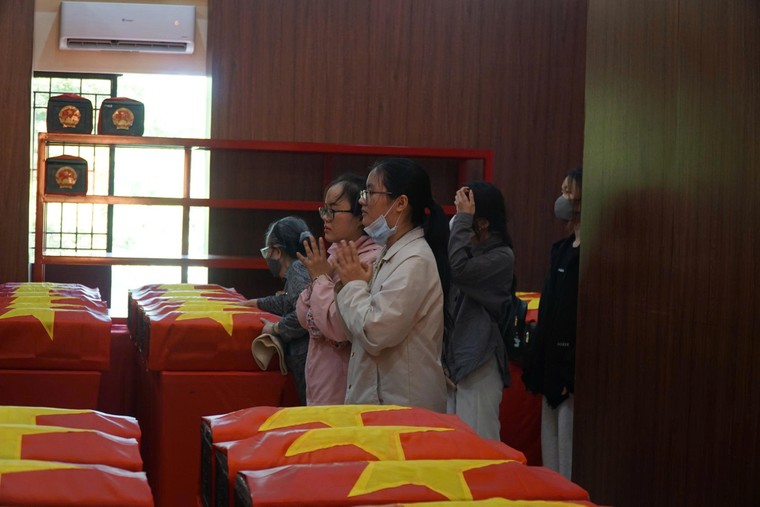 Công viên Lê Thị Riêng: Ngày 27/7 dòng người xếp hàng viếng thăm dài như vô tận ảnh 3