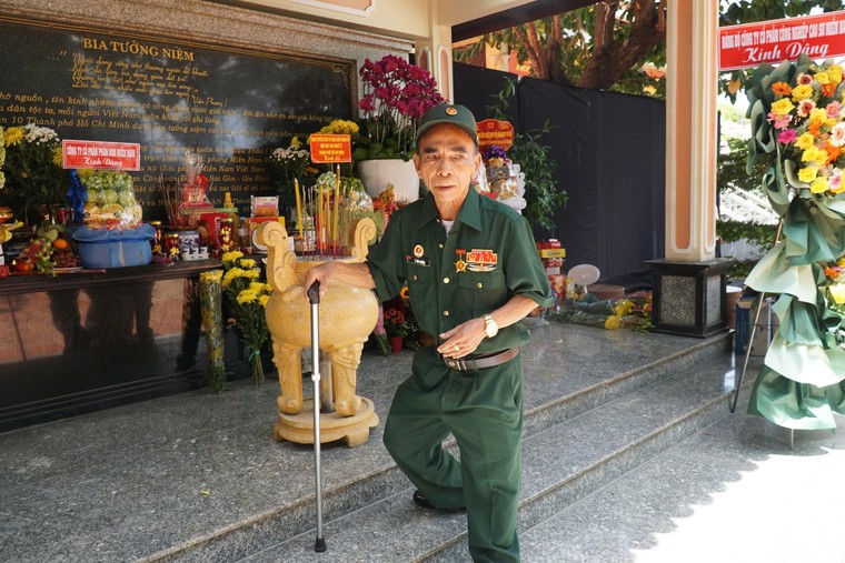 Công viên Lê Thị Riêng: Ngày 27/7 dòng người xếp hàng viếng thăm dài như vô tận ảnh 4