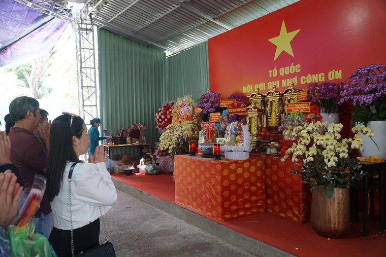 Công viên Lê Thị Riêng: Ngày 27/7 dòng người xếp hàng viếng thăm dài như vô tận ảnh 5