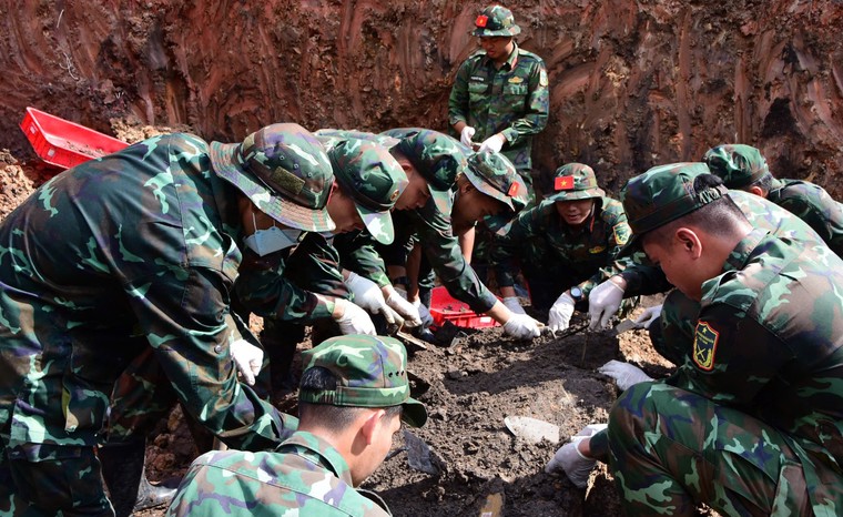 Những chiếc khăn quàng cổ có thể của Biệt động Sài Gòn được tìm thấy tại Công viên Lê Thị Riêng ảnh 2