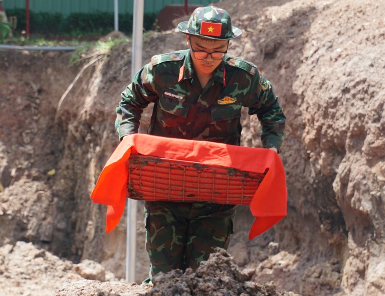 Những chiếc khăn quàng cổ có thể của Biệt động Sài Gòn được tìm thấy tại Công viên Lê Thị Riêng ảnh 3